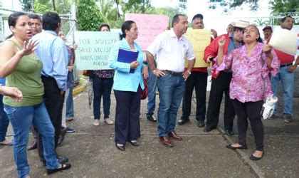 Padres Y Representantes De La Juan T Busto De Chitr Protestan Para