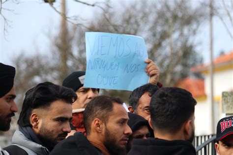 Imigrantes protestam junto ao antigo SEF em Viana do Castelo Rádio