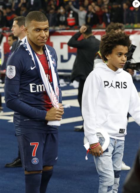 Kylian Mbappé et son frère Ethan Le PSG célèbre son titre de Champion