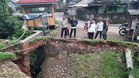 Saat Ramadan Tanah Longsor Landa Megamendung Jembatan Ambruk Dan