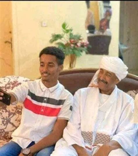 شاهد بالصور نجل القائد العام للجيش السوداني البرهان يحمل السلاح