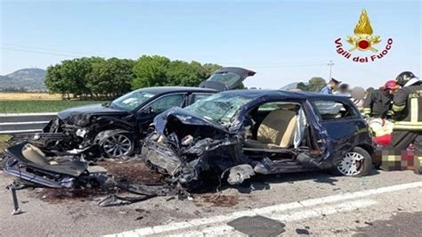 Paurosa Carambola Sulla Strada Regionale Tre Auto Coinvolte E Nove