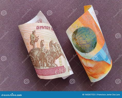 Tipo De Cambio Del Dinero Ruso Y Suizo Imagen De Archivo Imagen De