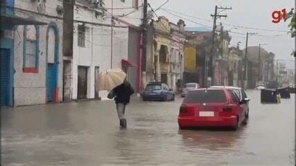 Chuva de 132 mm deixa Santos SP debaixo d água e morros em estado de