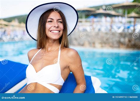 Bella Donna Sexy In Bikini Sulla Spiaggia Durante La Vacanza Fotografia Stock Immagine Di