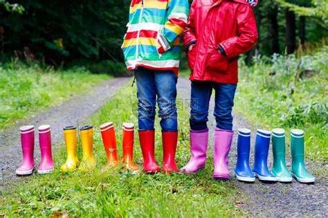 小孩子男孩和女孩穿着五颜六色的雨靴孩子们站在秋天的森林里小学生和不同橡胶靴的特写镜头雨季高清图片下载 正版图片503339267 摄图网