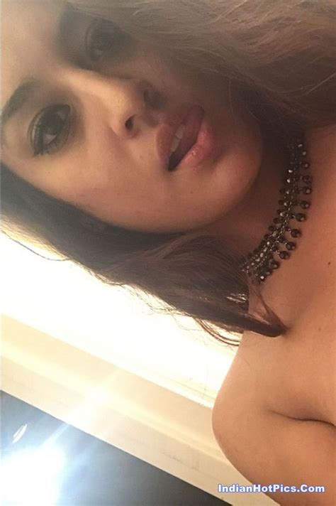 Hot Nri Maal Ke Sexy Nude Selfies