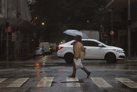 Rio Entra Em Estágio De Atenção Com Chuva Forte Bolsões Dágua E