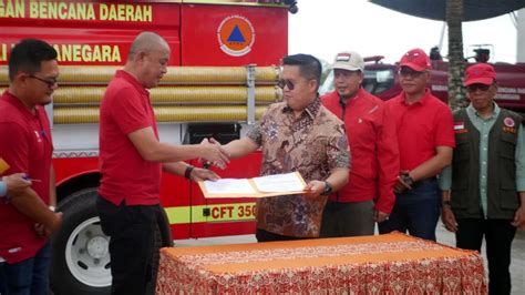 Rendi Solihin Serahkan Mobil Damkar Unit Untuk Wilayah Samboja