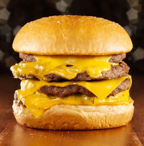 Cheeseburger Grande Com Queijo Derretido E O B Glittery Foto De Stock