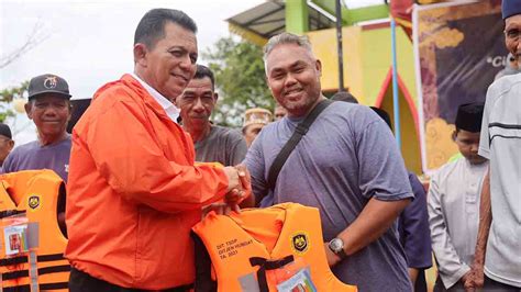 Ke Pulau Penyengat Gubernur Ansar Ahmad Serahkan Life Jacket Ring