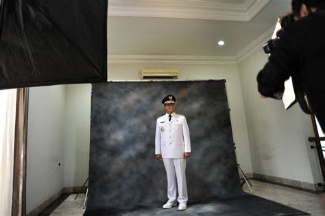 Di Balik Upah Mahal Seragam Anies Baswedan