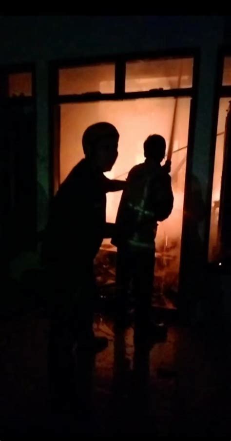 Korsleting Listrik Rumah Ludes Terbakar