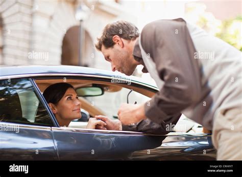 Mann Im Gespr Ch Mit Frau Durch Autofenster Stockfotografie Alamy