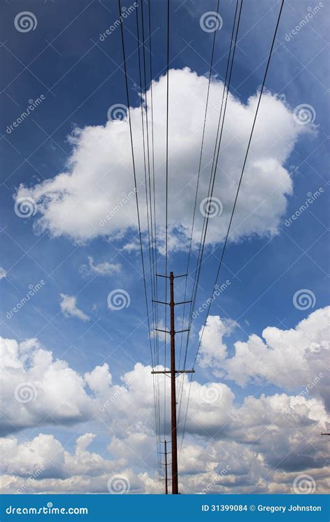 Linhas Elétricas E Nuvens No Céu Foto de Stock Imagem de energia