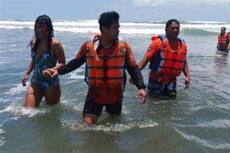 Turis Asal Prancis Terseret Gelombang Di Pantai Parangtritis