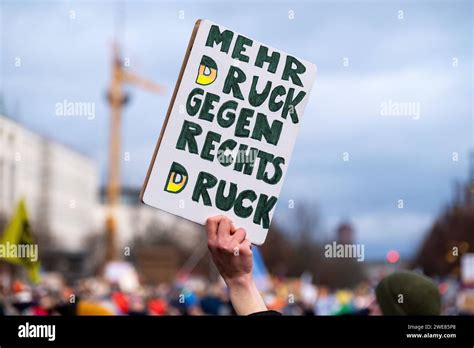 25 000 Menschen protestieren vor dem Brandenburger Tor in Berlin für