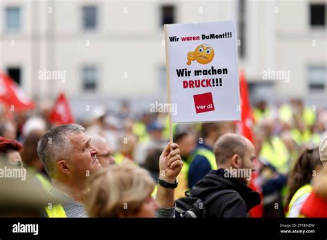 Proteste Vor Dem Neven Dumont Haus In K Ln Ehemaliger Mitarbeiter Der