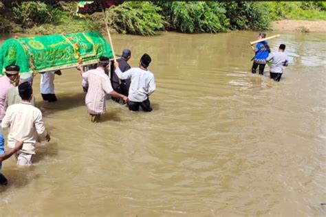 Warga Terpaksa Seberangi Sungai Bawa Jenazah Karena Tak Ada Jembatan