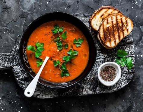 Sopa De Tomate Assado E Sanduíches Quentes De Queijo Grelhado Na Vista