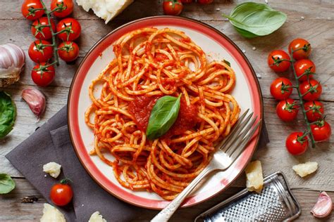 Receita Simples E Gostosa Macarrão Com Molho De Tomate E Manjericão Fresco Que Serve Quatro