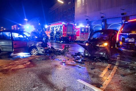 Unfall in Hamburg Drei Autos stoßen beim Abbiegen an ausgefallener