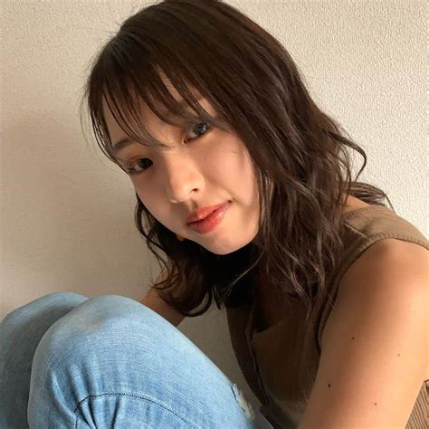 津田萌夏さんのインスタグラム写真 津田萌夏instagram「 髪の毛いい感じに巻けたからサロモごっこ 美容室じゃないと本気出せへん