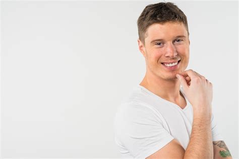 Retrato De Um Sorrindo Homem Jovem Isolado Branco Fundo Foto