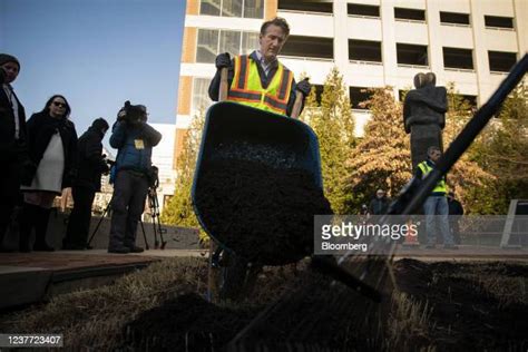 126 Mulch Wheelbarrow Stock Photos High Res Pictures And Images