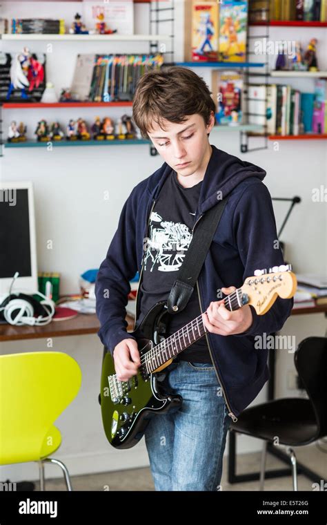 Colegial aprendiendo guitarra fotografías e imágenes de alta resolución