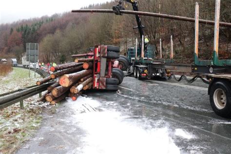 Lkw Kippt Nach Unfall Um B Wieder Frei Lokale Nachrichten Aus Horn