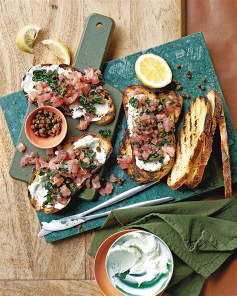 Crostini Met Tonijn Raapstelen En Geitenkaas Delicious Magazine