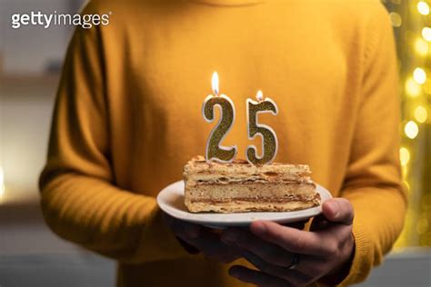 Cake With The Number 25 Lighted Candles In Men Hands 25th Birthday 이미지