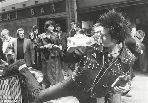 Flashback 1977 Sid Vicious Vervoegt The Sex Pistols