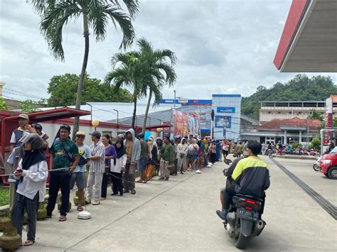 Gas Lpg Kg Langka Warga Samarinda Terpaksa Pakai Kayu Bakar