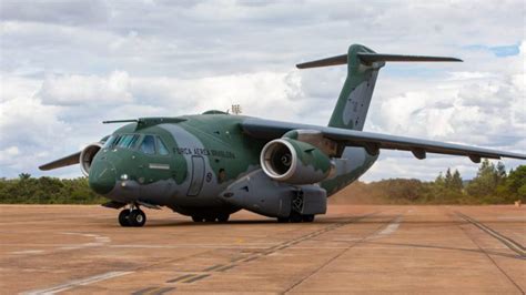 Primeiro avião de resgate trazendo brasileiros de Israel chega ao