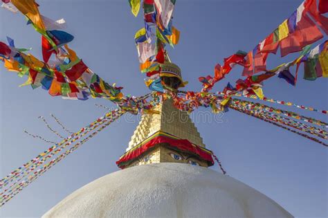 Bandeiras Coloridas Budistas Tibetanas De Uma Oração No Stupa Do Templo