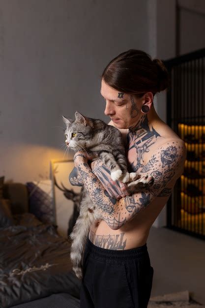 Free Photo Medium Shot Man Holding Cat