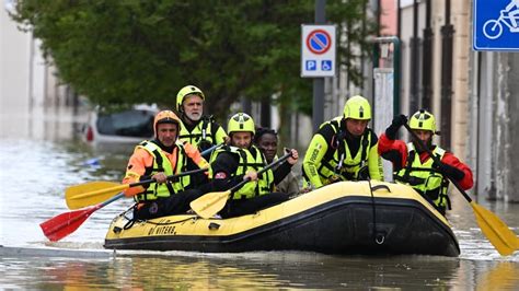 Italie Les Inondations Font Au Moins Morts Et Des Dizaines De