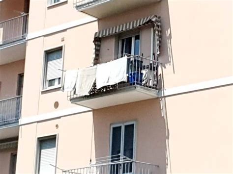 Mamma Cade Dal Balcone E Muore L Autopsia Esclude Violenza O Malore