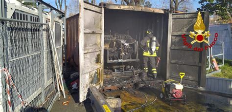 Container In Fiamme All Interno Un Macchinario Per La Pista Di