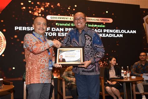 Dirut Pertamina Hulu Rokan Terima Penghargaan Bidang Energi Dari E S