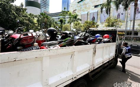 Parkir Sembarangan Motor Diangkut Petugas Dishub