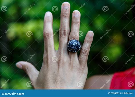 Ragazza Latina Che Mostra Gli Anelli Fatti A Mano Immagine Stock Immagine Di Accumulazione