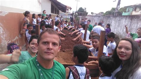 Constru O De Um Canteiro De Hortali As Na Escola Municipal Rotary Em