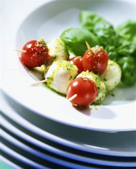 Mini Mozzarella Tomaten Spie E Mit Pesto Rezept Eat Smarter