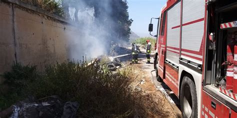 Palermo Incendio Di Pneumatici E Rifiuti Nube Nera In Autostrada A