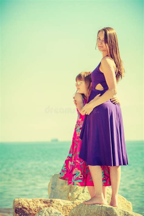 Mãe E Filha Posando No Mar Rochas Imagem De Stock Imagem De Matriz Exterior 181022035