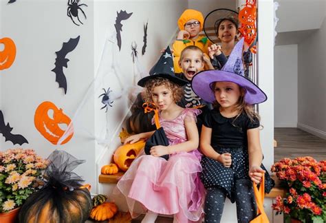 Fiesta De Halloween Para Ni Os Ni Os Disfrazados En Escalera Foto Premium