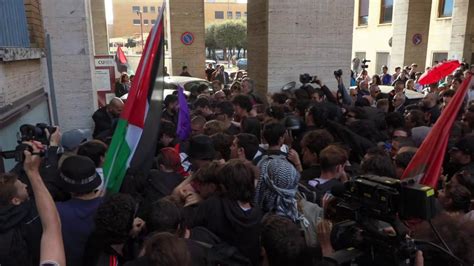 Roma Tensione Tra Manifestanti Pro Palestina E Polizia Davanti Al